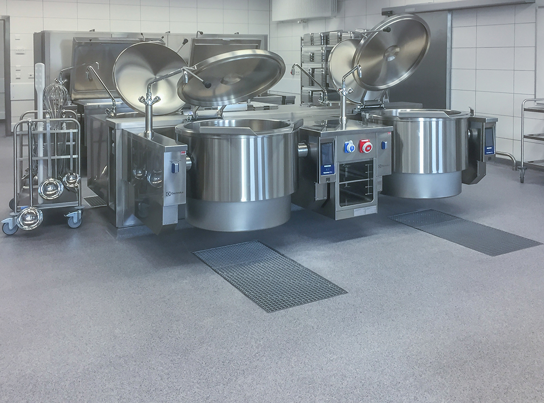 Abgestreute Acrylharz-Bodenbeschichtung im Küchenbereich