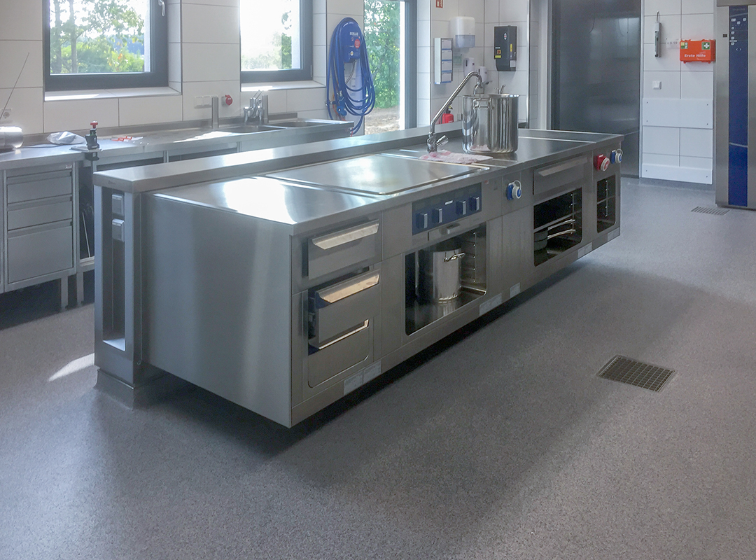 Abgestreute Acrylharz-Bodenbeschichtung im Küchenbereich