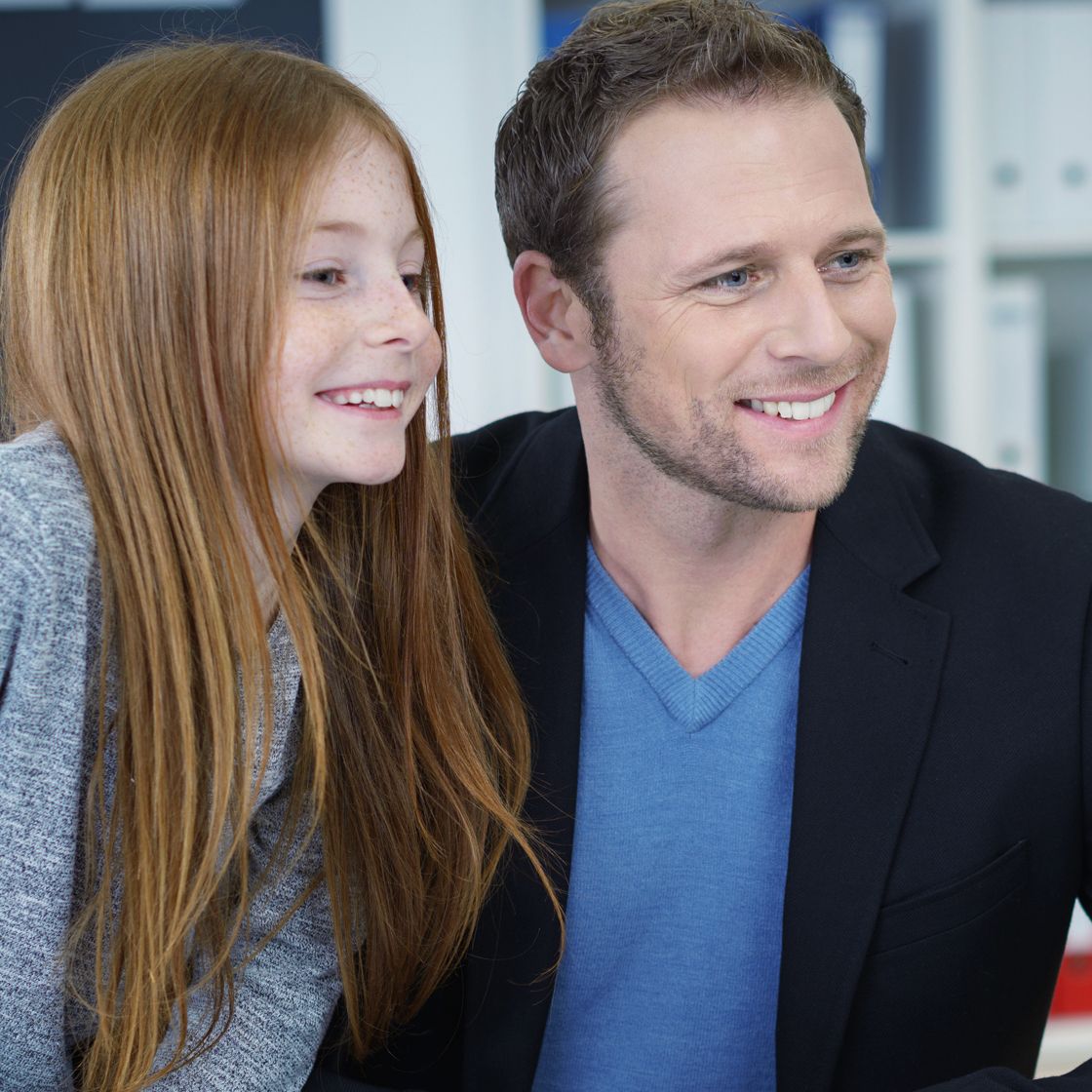 Vater und Tochter zusammen vor einem Bildschirm