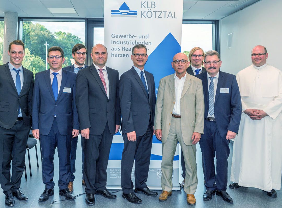 Familie Kehrle bei der Eröffnung des Verwaltungsgebäudes vor einem KLB-Roll Up 