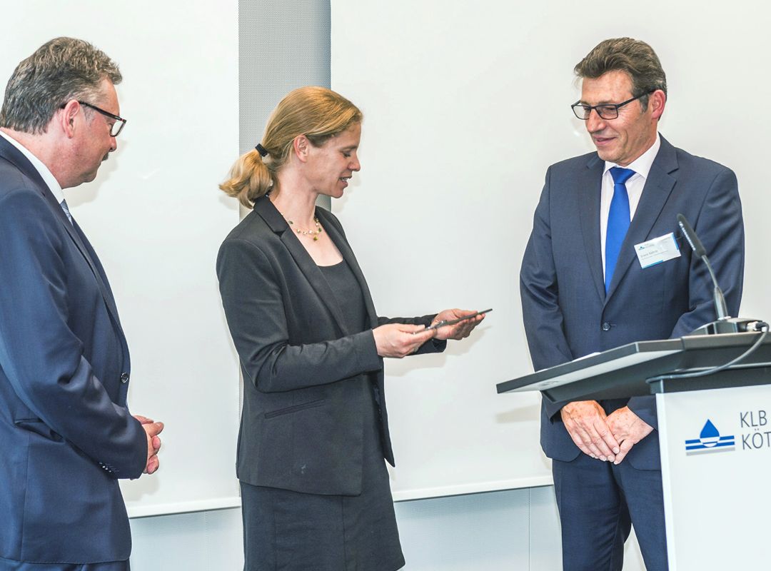 Verleihung bei der Feier der Eröffnung des neuen Schulungs- und Verwaltungsgebäudes