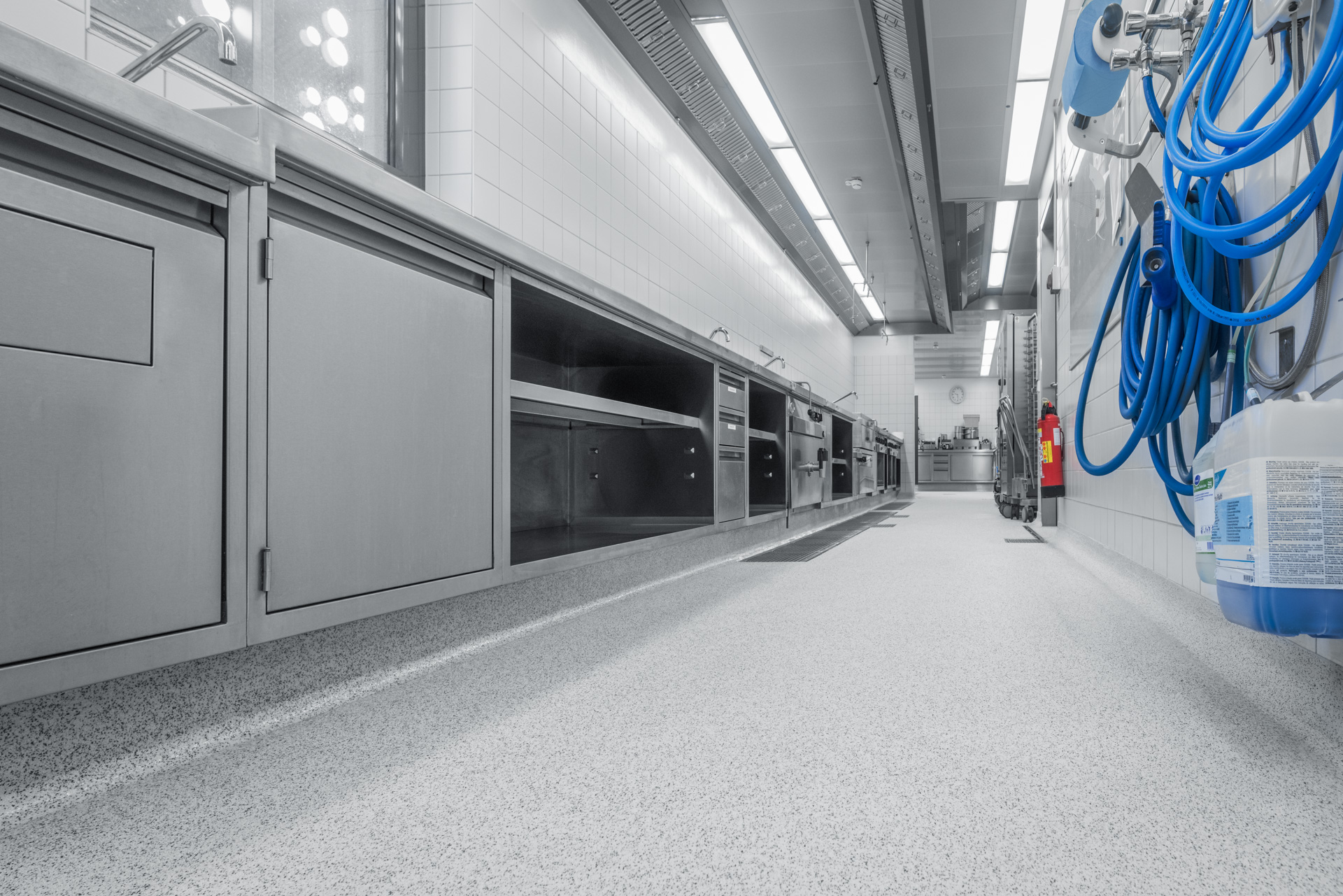 Gewerbliche Großküche mit industriellem Bodenbelag mit Colorquarzsand-Einstreuung