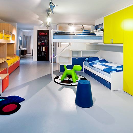 Möbelausstellung für Kinderzimmer mit nachhaltiger und VOC-freier Bodenbeschichtung